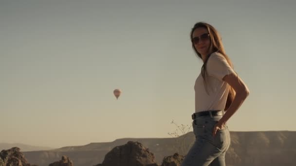 Side View Smiling Female Tourist Sunglasses Standing Valley Rocky Formations — 비디오