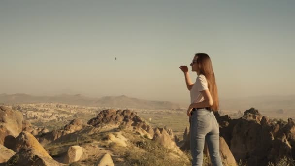Side View Curios Female Tourist Admiring Landscape Rocky Cliff Valley — Video Stock
