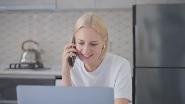Young Confident Attractive Smiling Blonde Woman Talks Phone While Working — Wideo stockowe