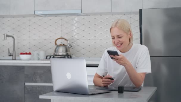 Young Attractive Blonde Business Woman Designer Records Voice Message Uses — Stockvideo