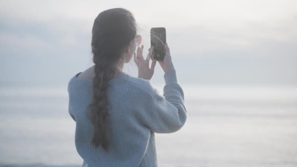 Stylish Young Woman Sunglasses Shoot Sea Phone Sunset Alone Coast — Video Stock
