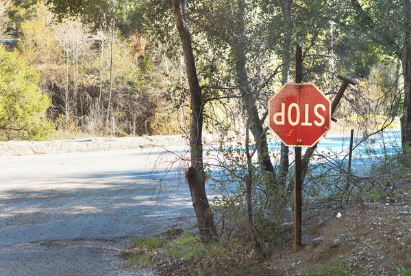 Segno Stop Capovolto Vicino Alla Carreggiata — Foto Stock