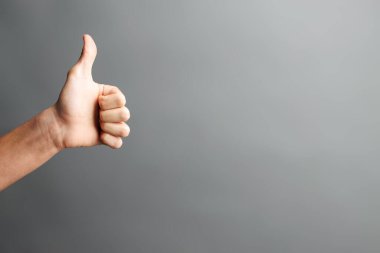 Koyu arkaplan ile başparmaklar yukarı