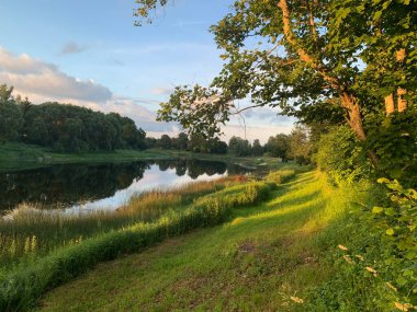 Parnu Estonya 'da nehir kenarında gün batımı