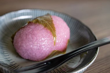 Domyoji 'nin (Kansai tarzı sakura mochi) tipik bir Japon bahar tatlısıdır.