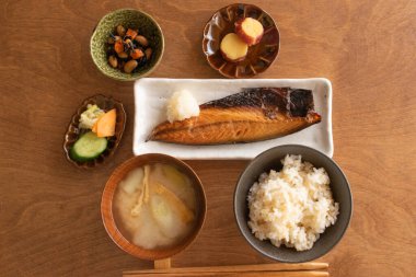 Masada üç tabak (bir çorba ve üç tabak) servis edilen 'ichiju-sansai' de sağlıklı geleneksel Japon kahvaltısı.