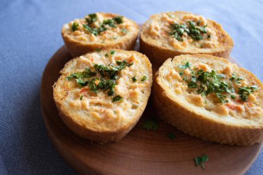 Baharatlı morina yumurtası ve kızarmış ekmeğin yakın çekimi.