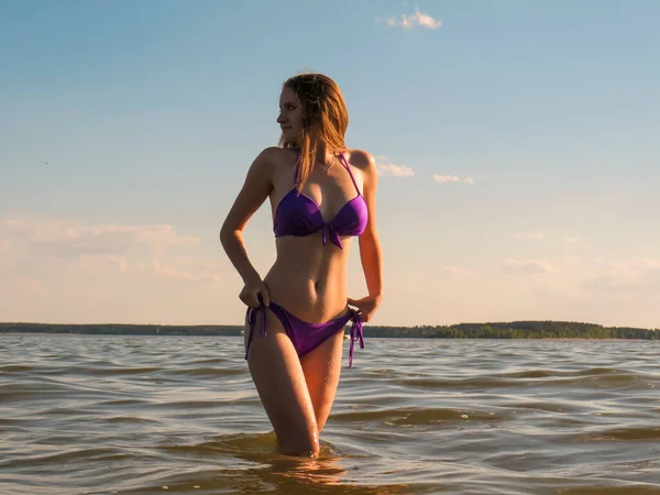 Güneşin Turuncu Işığında Bikinili Genç Çekici Bir Kadın Yaz Akşamında — Stok fotoğraf