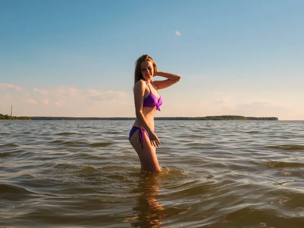 Una Joven Atractiva Mujer Traje Baño Bikini Luz Naranja Del — Foto de Stock
