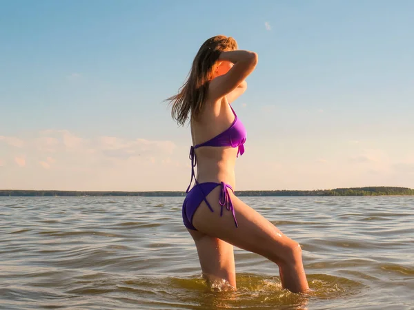 Mladá Atraktivní Žena Bikinách Plavky Oranžovém Světle Slunce Pozadí Vody — Stock fotografie