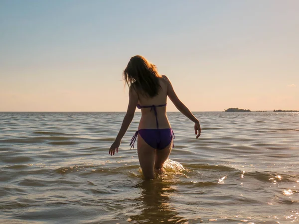 Eine Junge Attraktive Frau Bikini Badeanzug Orangen Licht Der Sonne — Stockfoto