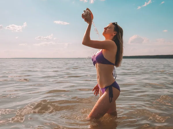 Ung Vacker Kvinna Med Smal Atletisk Kropp Bikini Baddräkt Häller — Stockfoto