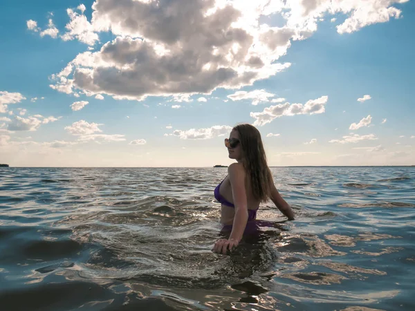 Mladá Krásná Žena Plavkách Slunečními Brýlemi Vodě Mořské Pláži Koncept — Stock fotografie