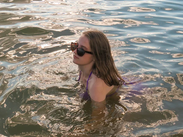 Mulher Bonita Jovem Maiô Usando Óculos Sol Água Praia Mar — Fotografia de Stock