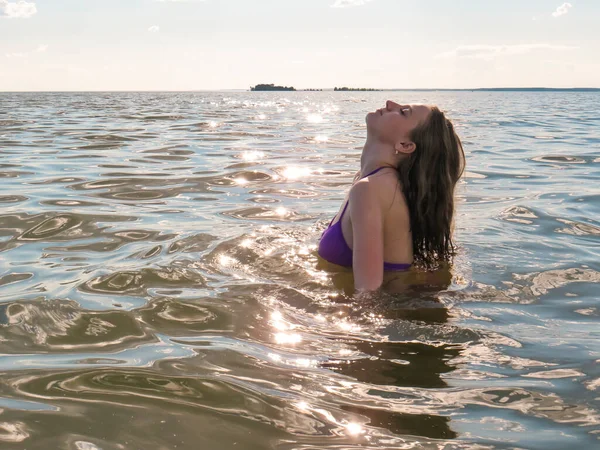 海のビーチで水の中に水着で若い美しい女性 ビーチの休日の概念 海での夏休み アクティブなライフスタイル 海での水泳 日焼け フィットネスやスポーツ — ストック写真