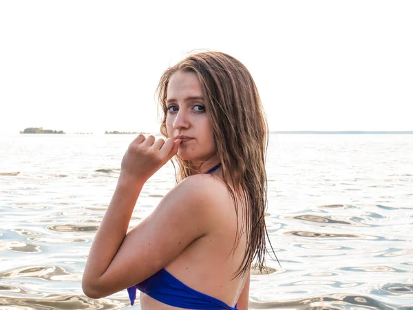 Ung Vacker Kvinna Baddräkt Vattnet Havet Stranden Begreppet Strand Semester — Stockfoto