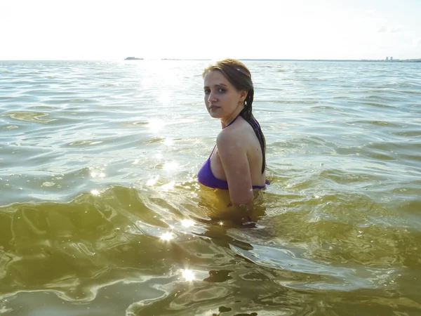 Ung Vacker Kvinna Baddräkt Vattnet Havet Stranden Begreppet Strand Semester — Stockfoto
