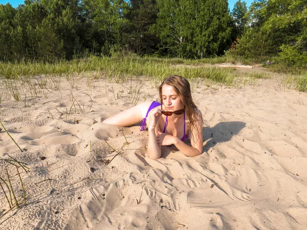 Uma Jovem Mulher Bonita Maiô Biquíni Com Corpo Esbelto Atraente — Fotografia de Stock