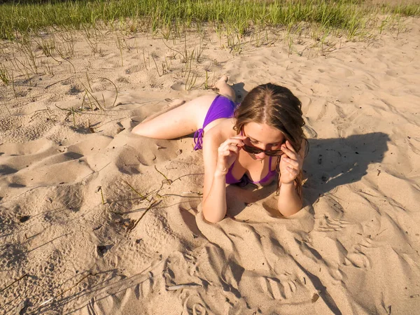 Młoda Piękna Kobieta Kostiumie Kąpielowym Bikini Atrakcyjnym Smukłym Ciałem Opalającym — Zdjęcie stockowe