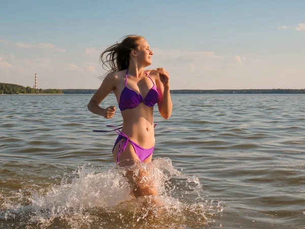 Mladá Žena Atraktivním Tělem Bikinách Spreji Vody Mořské Pláži Pocity — Stock fotografie