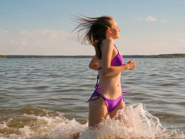 Una Joven Con Cuerpo Atractivo Bikini Spray Agua Playa Mar — Foto de Stock