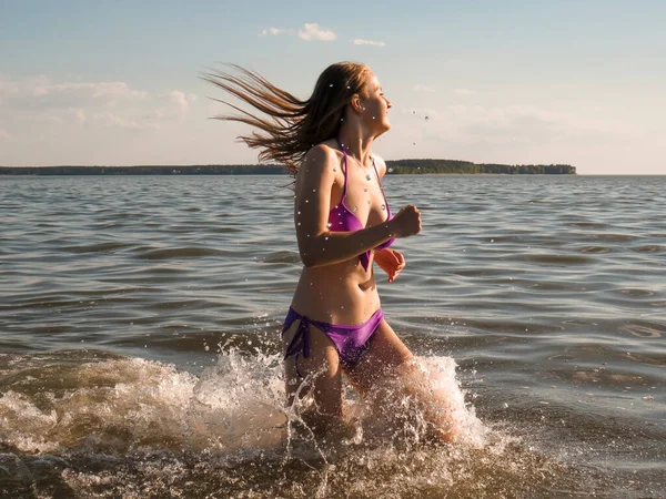 Uma Jovem Mulher Com Corpo Atraente Biquíni Spray Água Praia — Fotografia de Stock