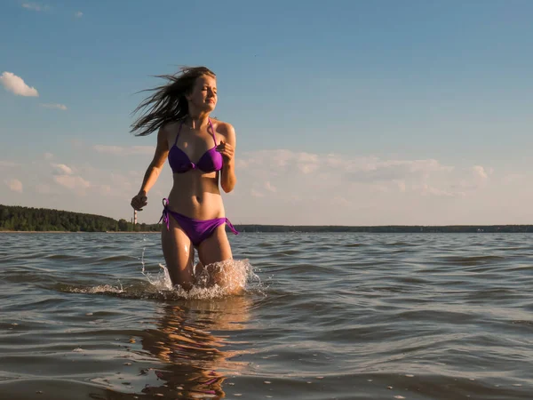 Una Joven Con Cuerpo Atractivo Bikini Spray Agua Playa Mar —  Fotos de Stock