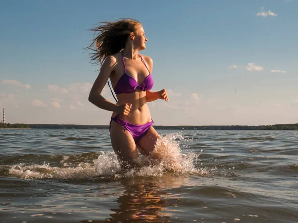 Çekici Bir Vücudu Olan Genç Bir Kadın Deniz Sahilindeki Spreyinde — Stok fotoğraf