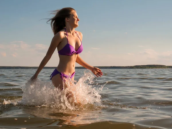 Молода Жінка Привабливим Тілом Бікіні Розпилювачі Води Морському Пляжі Емоції — стокове фото