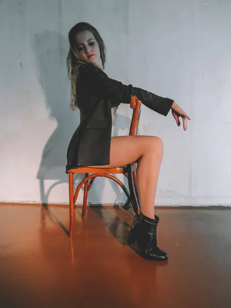 Çekici Siyah Çamaşırlı Zayıf Vücutlu Güzel Bacaklı Duvardaki Sandalyede Poz — Stok fotoğraf