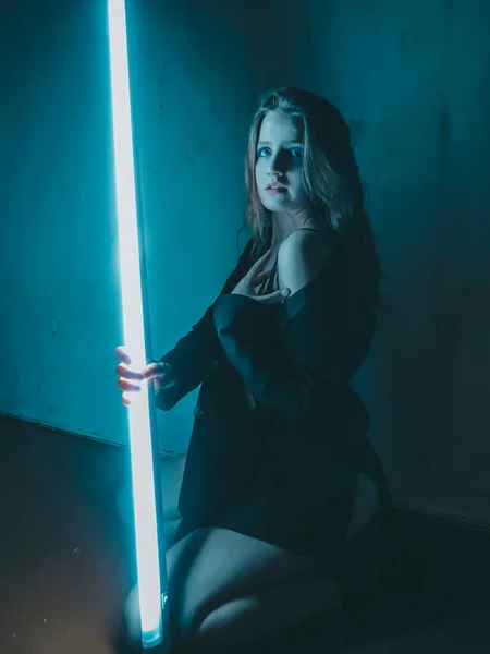 Aantrekkelijke Sexy Vrouw Zwart Ondergoed Poseren Met Een Neon Lamp — Stockfoto