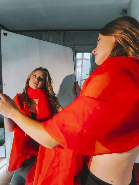 Kırmızı Peçeli Siyah Çamaşırlı Genç Bir Sarışın Kadın Aynanın Önünde — Stok fotoğraf