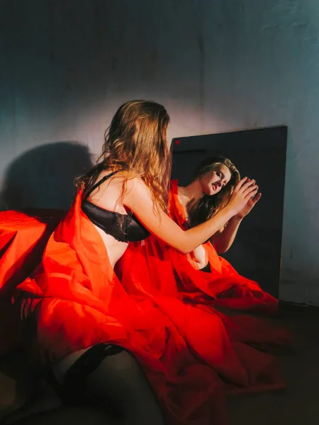 Uma Jovem Mulher Loira Bonita Véu Vermelho Roupa Interior Preta — Fotografia de Stock