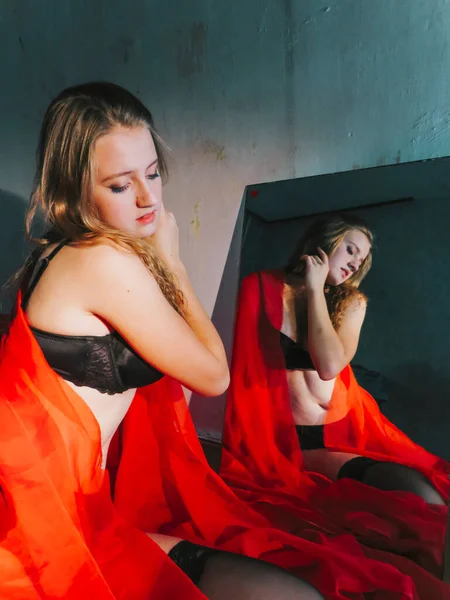 Une Jeune Belle Femme Blonde Voile Rouge Sous Vêtements Noirs — Photo