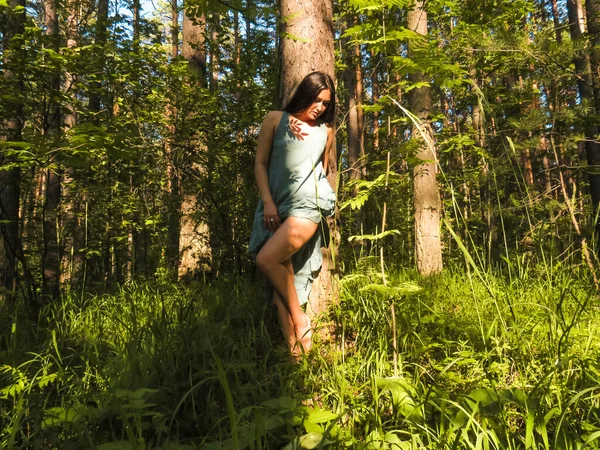 Sexy Tmavovlasá Žena Atraktivním Tělem Štíhlýma Opálenýma Nohama Borovém Lese — Stock fotografie