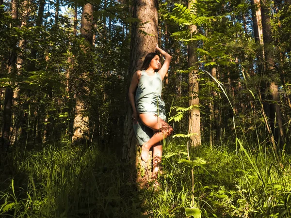 Сексуальная Темноволосая Женщина Привлекательным Телом Тонкими Загорелыми Ногами Сосновом Лесу — стоковое фото