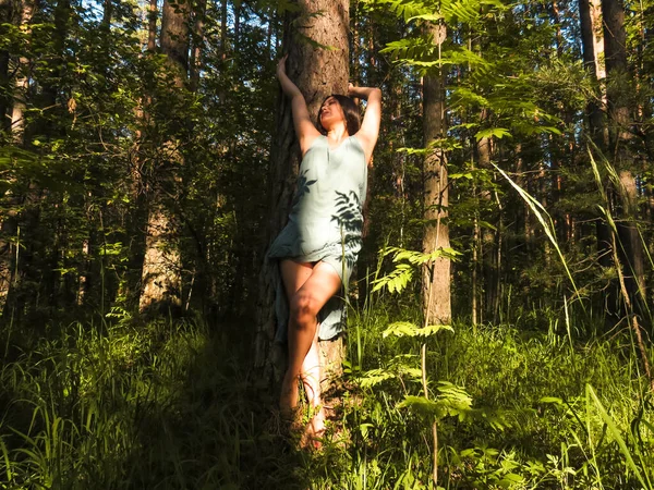 Сексуальная Темноволосая Женщина Привлекательным Телом Тонкими Загорелыми Ногами Сосновом Лесу — стоковое фото