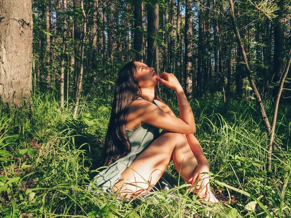 Молодая Красивая Брюнетка Тонкими Загорелыми Ногами Наслаждается Отдыхом Природе Солнечный — стоковое фото