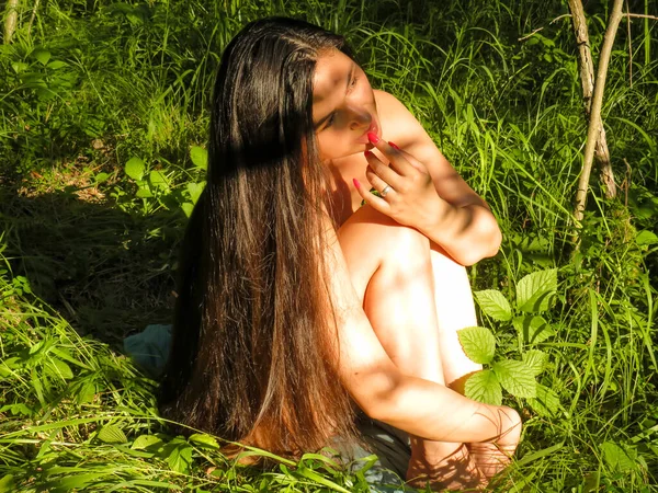 Atraktivní Mladá Žena Dlouhými Tmavými Vlasy Nahá Lese Koncept Krásy — Stock fotografie