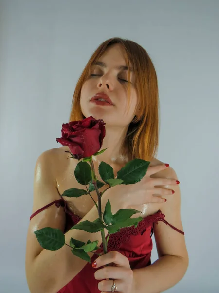 Młoda Brązowłosa Kobieta Atrakcyjnym Wyglądzie Czerwonym Negliżu Czerwonym Kwiatem Róży — Zdjęcie stockowe