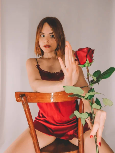 Atraente Esbelta Jovem Ruiva Uma Velha Cadeira Madeira Negligee Vermelho — Fotografia de Stock