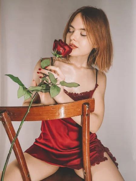 Atraente Esbelta Jovem Ruiva Uma Velha Cadeira Madeira Negligee Vermelho — Fotografia de Stock