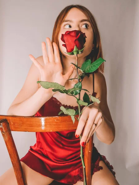 Ελκυστική Λεπτή Νεαρή Κοκκινομάλλα Γυναίκα Μια Παλιά Ξύλινη Καρέκλα Ένα — Φωτογραφία Αρχείου