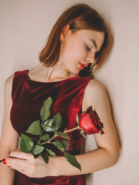 Πορτρέτο Μιας Όμορφης Νεαρής Γυναίκας Ένα Κόκκινο Τριαντάφυλλο Έννοια Των — Φωτογραφία Αρχείου