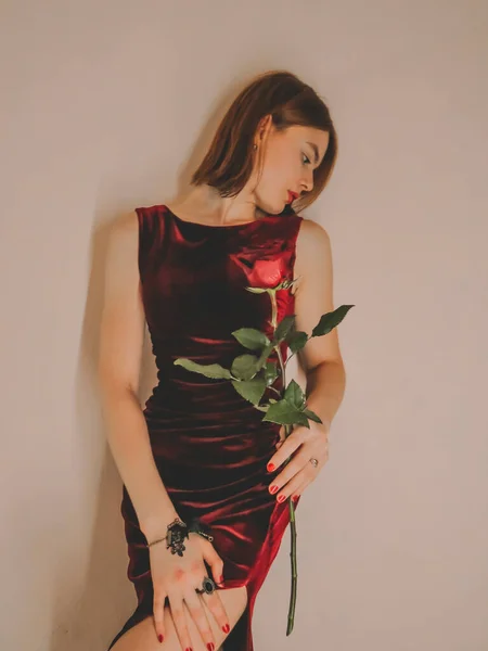 Retrato Uma Bela Jovem Com Uma Rosa Vermelha Conceito Feriados — Fotografia de Stock