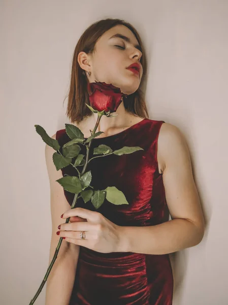 장미를 아름다운 여성의 낭만적 데이트와 사랑하는 여자에게 선물하는 발렌타인데이 — 스톡 사진