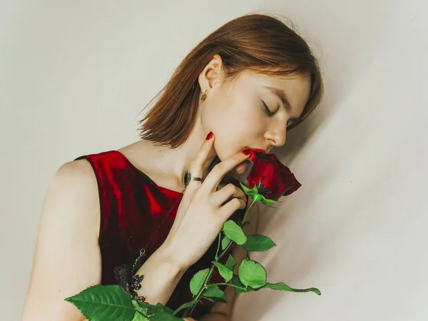 Portrait Une Belle Jeune Femme Avec Une Rose Rouge Concept — Photo