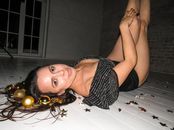 Eine Schöne Schwarzhaarige Frau Tanzenden Body Mit Weihnachtsbaumspielzeug Haar Das — Stockfoto