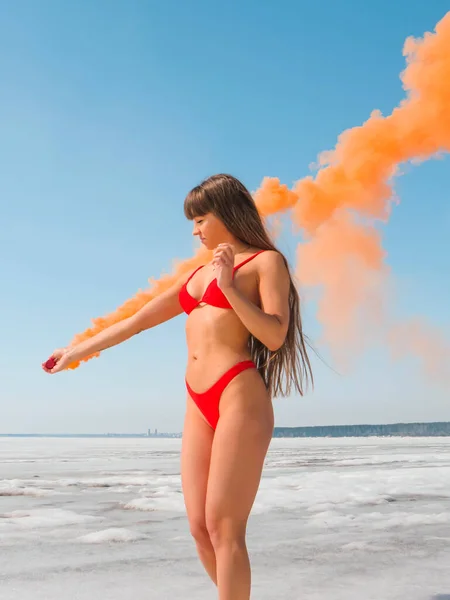 Una Mujer Con Pelo Largo Oscuro Traje Baño Bikini Rojo — Foto de Stock