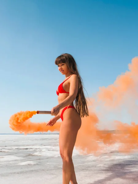 Una Mujer Con Pelo Largo Oscuro Traje Baño Bikini Rojo — Foto de Stock